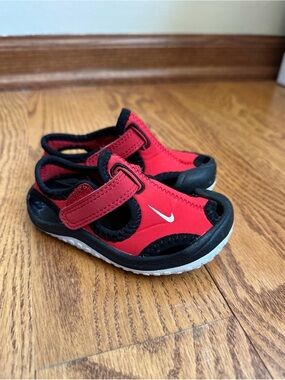 Nike Sunray Sandals Kids Size 5C red